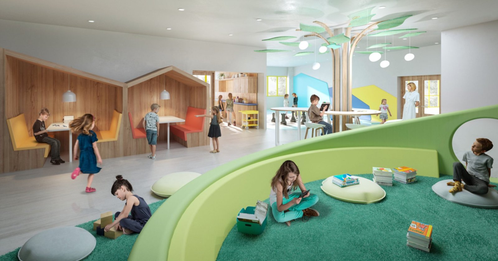 Interior de un espacio educativo con nichos de madera, asientos curvos verdes y una escultura de árbol